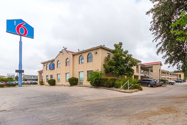 Motel 6 San Antonio, TX - Fiesta Trails Reviews, Deals & Photos 2023