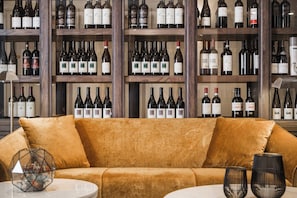 5 restaurants; breakfast, lunch and dinner served