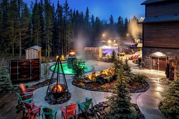 Couples treatment rooms, sauna, hot tub, steam room