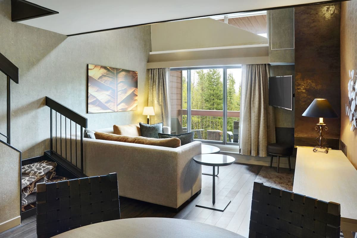 Living area | 36-inch flat-screen TV with satellite channels, TV