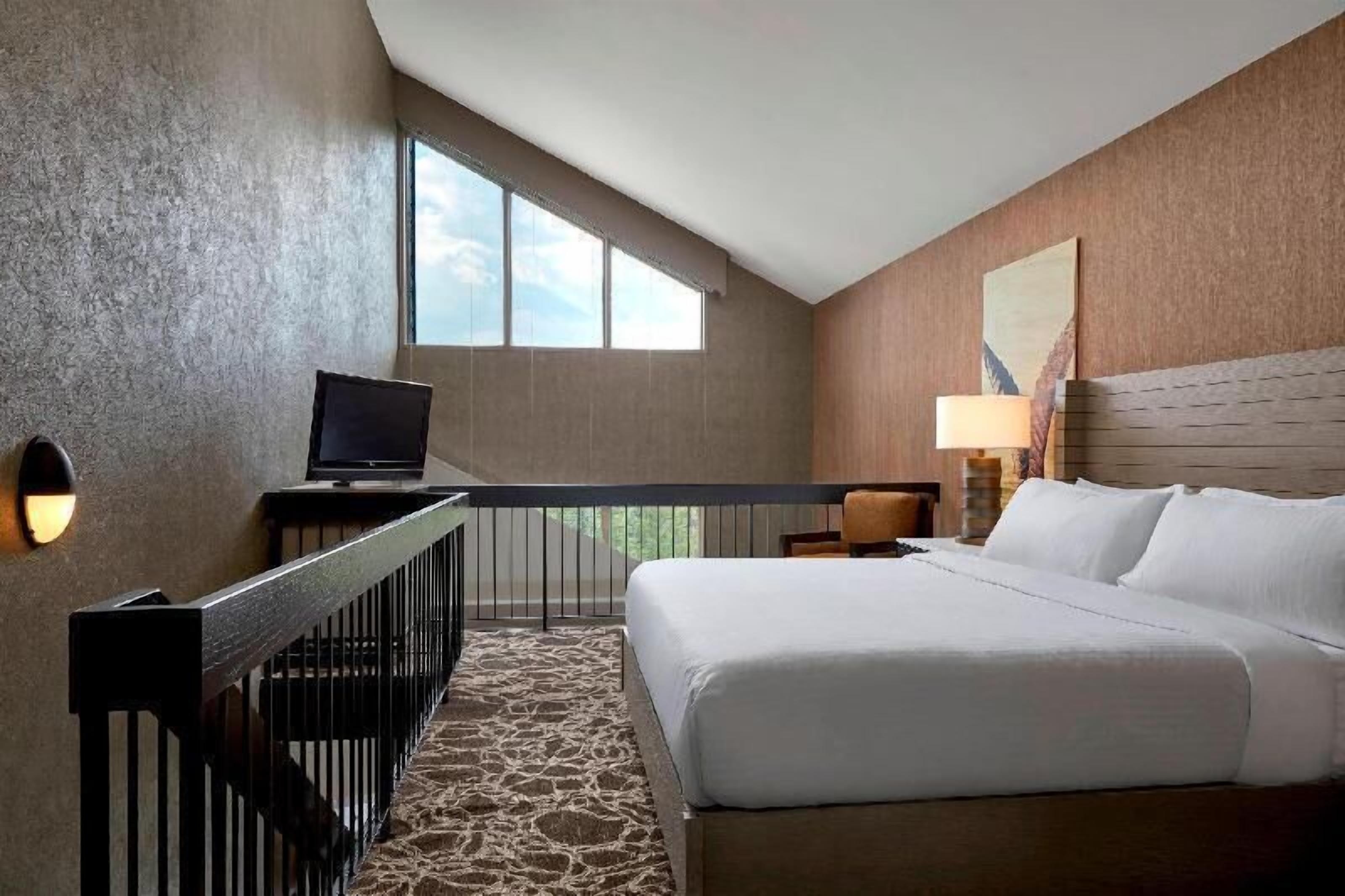 Premium bedding, pillowtop beds, minibar, in-room safe