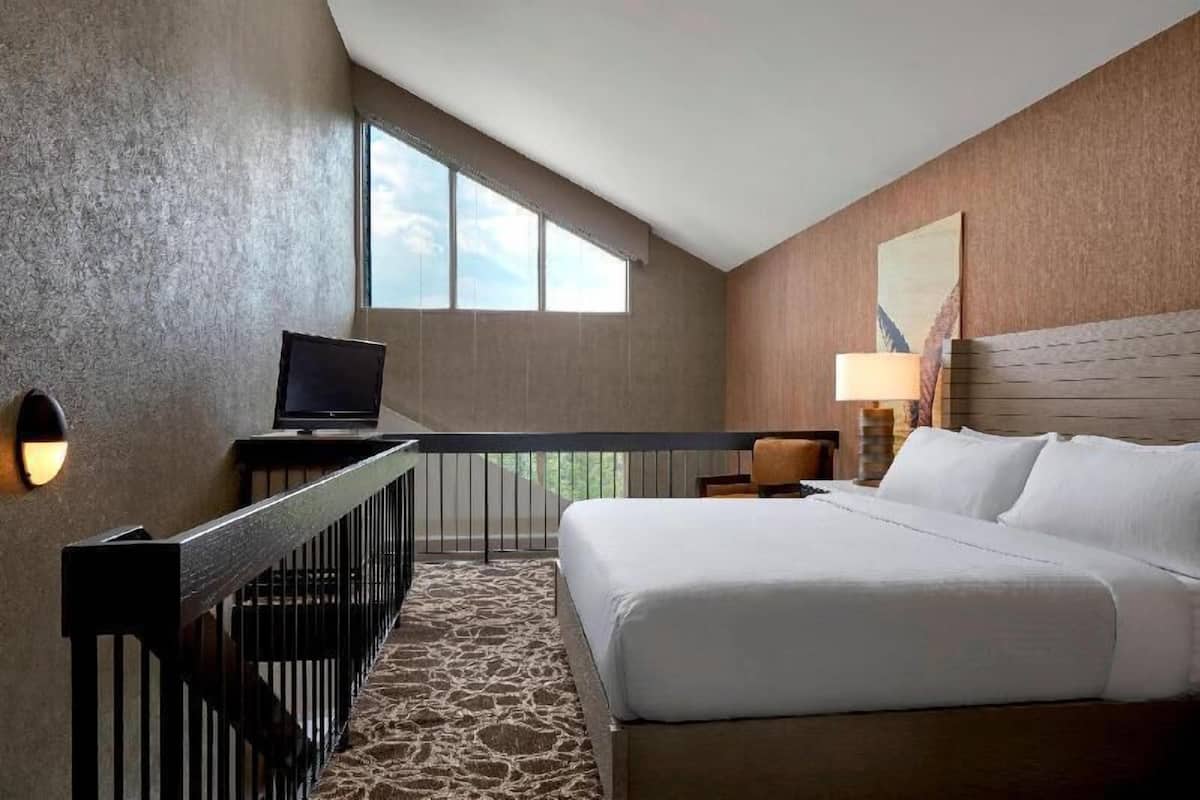 Premium bedding, pillowtop beds, minibar, in-room safe