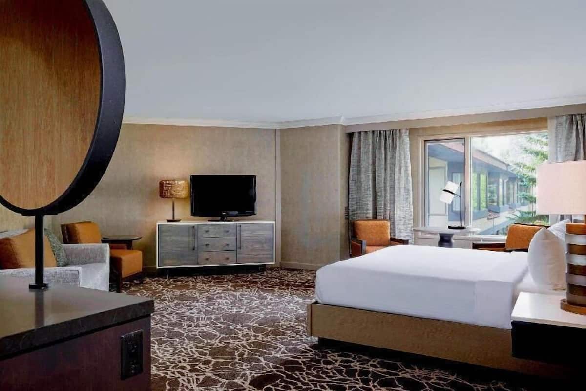 Premium bedding, pillowtop beds, minibar, in-room safe