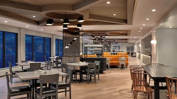 5 restaurants; breakfast, lunch, and dinner served