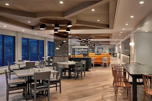 5 restoran; melayani sarapan, makan siang, dan makan malam