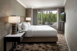 Family Room, 1 King Bed | Premium bedding, pillowtop beds, minibar, in-room safe
