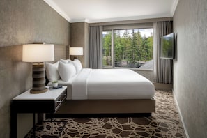 Family Room, 1 King Bed | Premium bedding, pillowtop beds, minibar, in-room safe