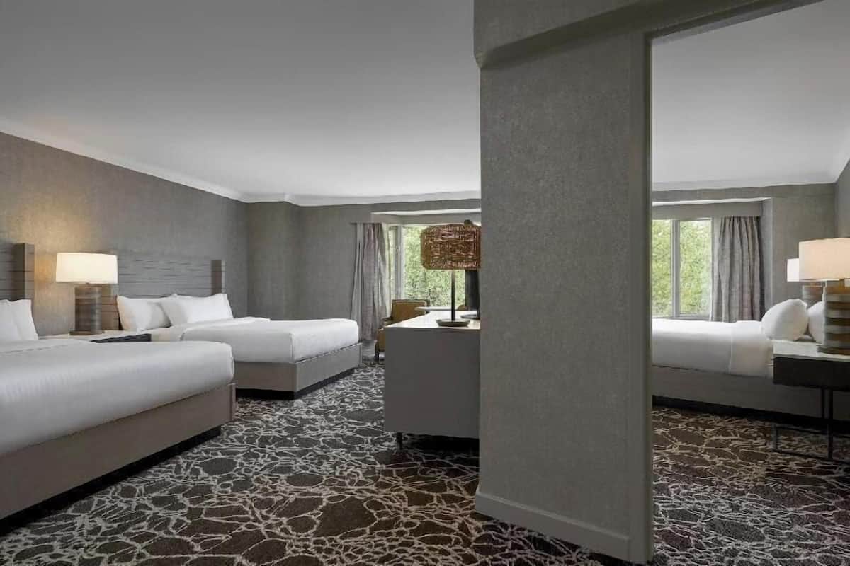 Premium bedding, pillowtop beds, minibar, in-room safe