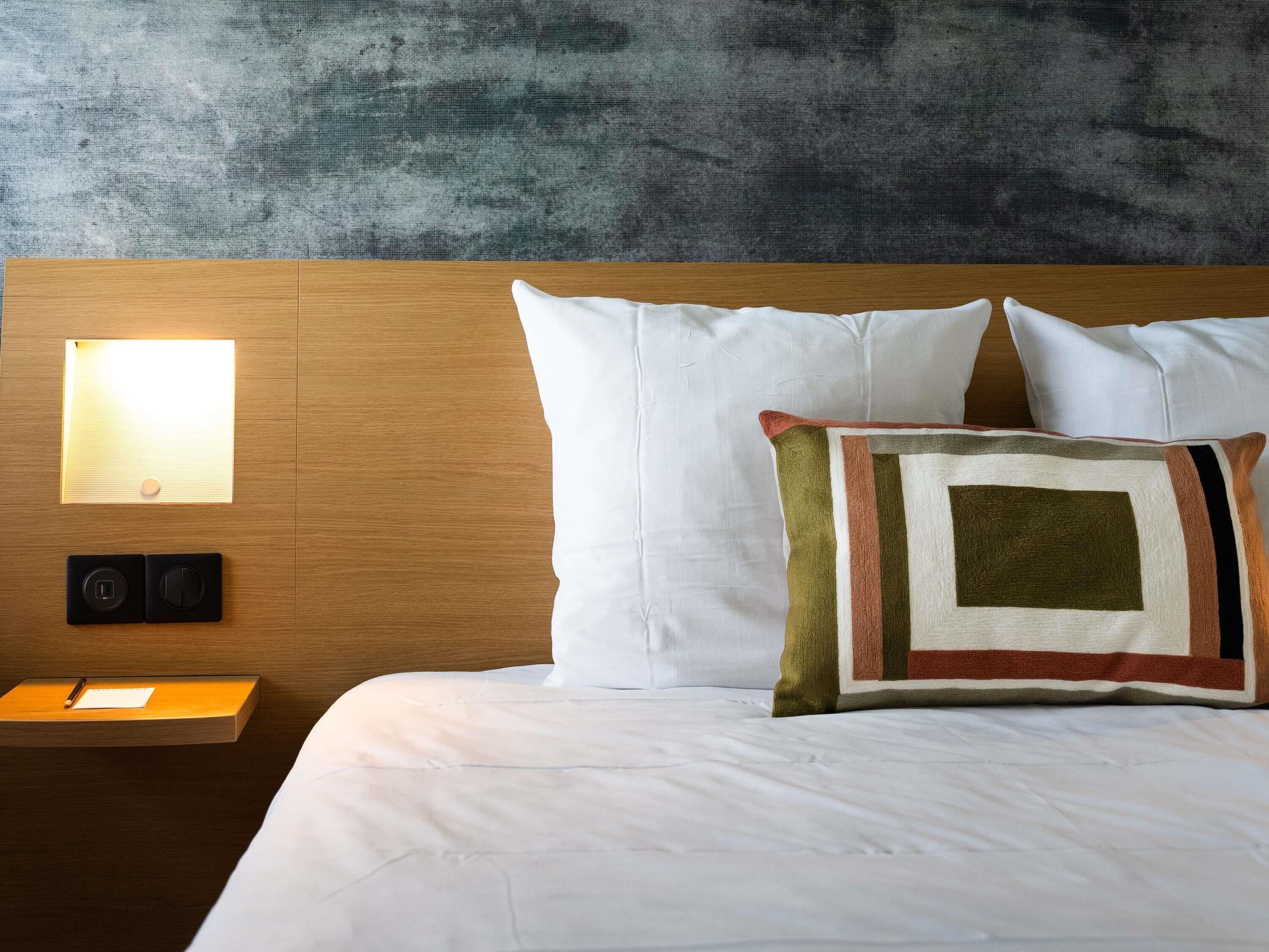 Habitación clásica, varias camas | Camas con efecto memoria y caja de seguridad en la habitación 