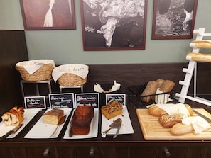 Bữa sáng buffet hàng ngày (20 EUR/mỗi người)