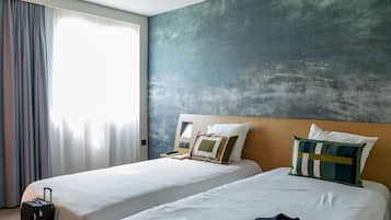 Chambre Standard avec lits jumeaux, 2 lits une place | Matelas mémoire de forme, coffres-forts dans les chambres, bureau