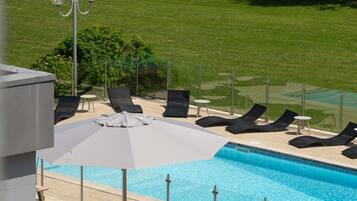 Una piscina al aire libre de temporada