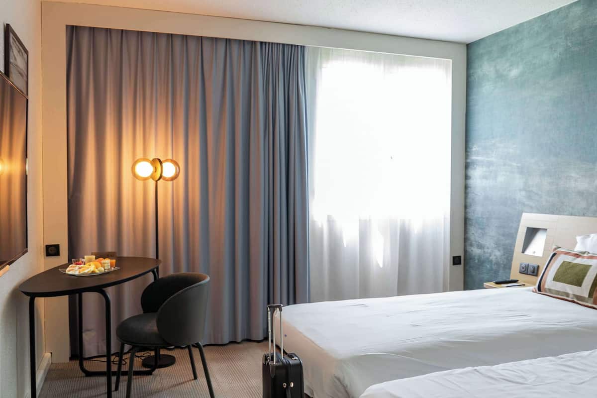 Matelas mémoire de forme, coffres-forts dans les chambres, bureau