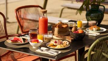 Serveert ontbijt en diner