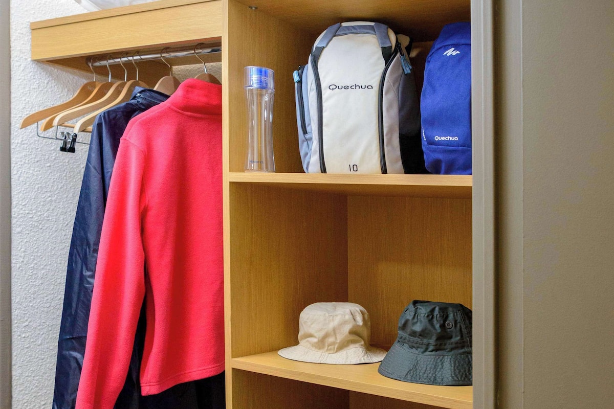 Matelas mémoire de forme, coffres-forts dans les chambres, bureau