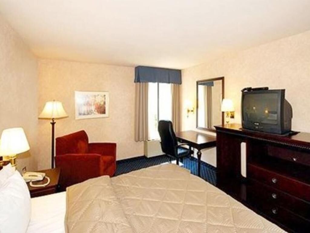Premium bedding, in-room safe, desk, blackout curtains