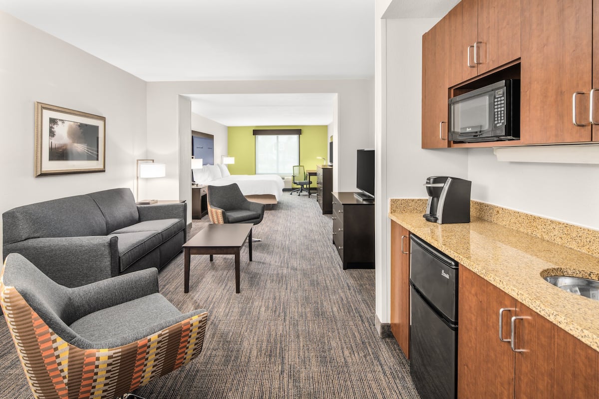 Premium bedding, in-room safe, desk, laptop workspace