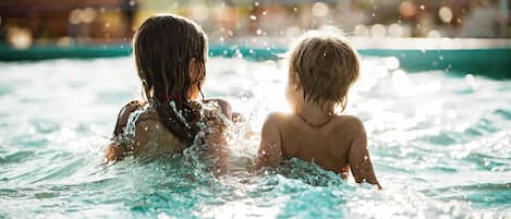 Indendørs pool, åben fra kl. 05.00 til kl. 22.00, liggestole