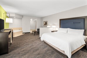 Luxe beddengoed, een kluis op de kamer, een bureau, een laptopwerkplek