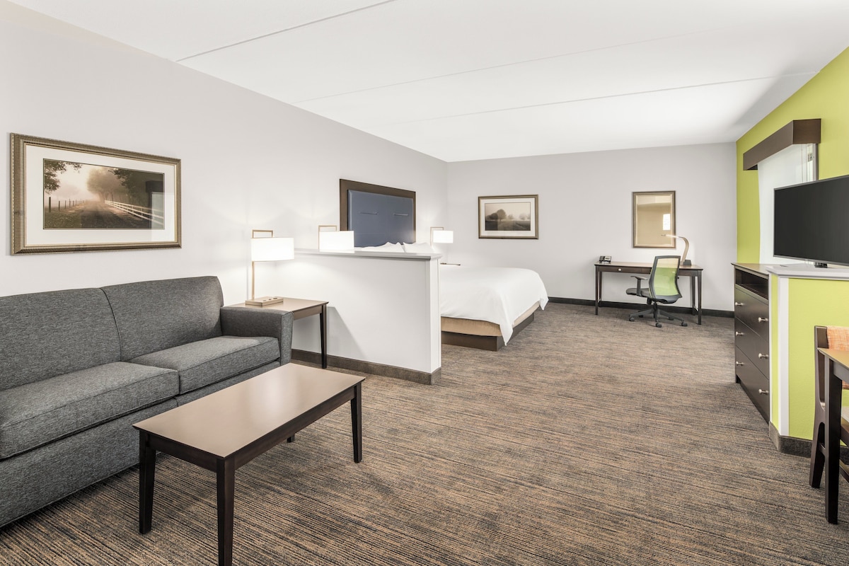 Premium bedding, in-room safe, desk, laptop workspace