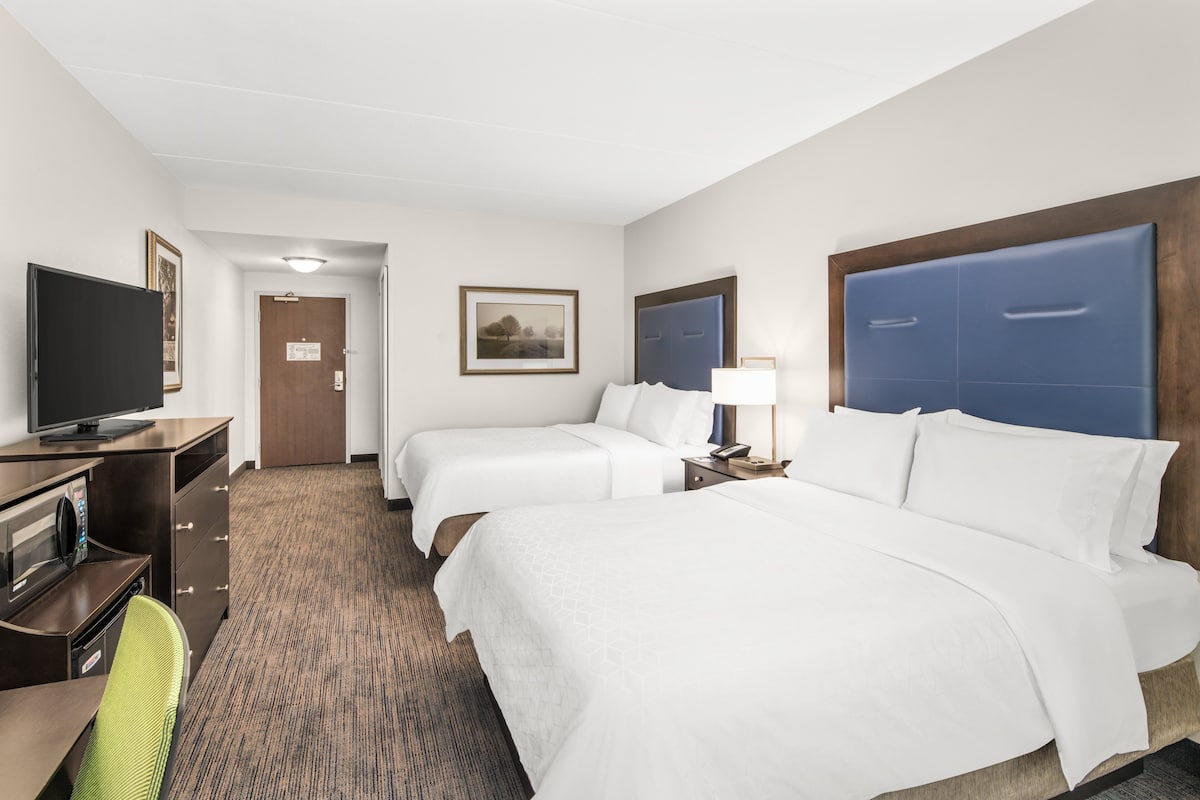 Premium bedding, in-room safe, desk, laptop workspace