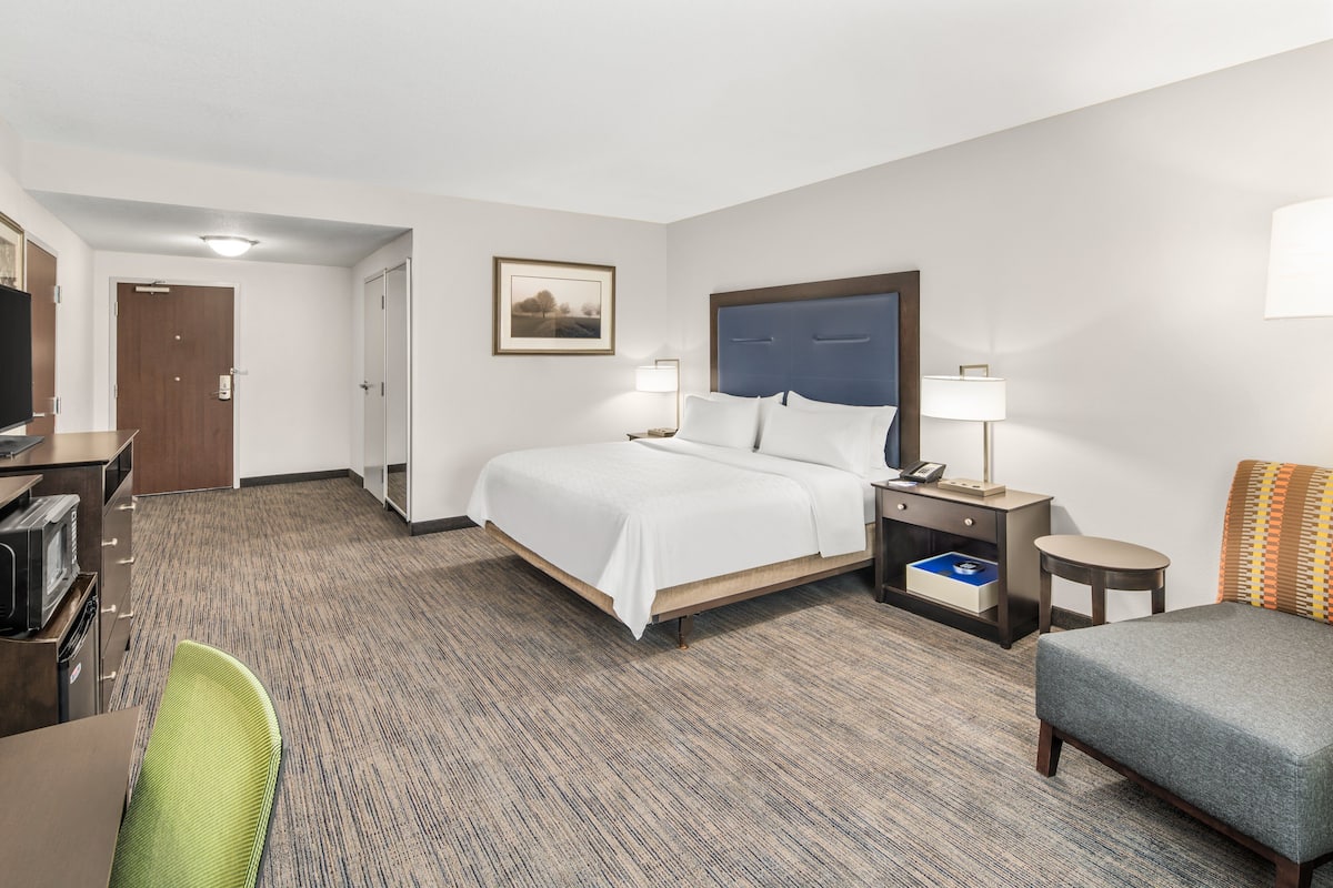 Premium bedding, in-room safe, desk, laptop workspace