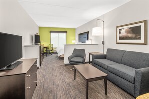 Suite, 1 slaapkamer | Luxe beddengoed, een kluis op de kamer, een bureau, een laptopwerkplek