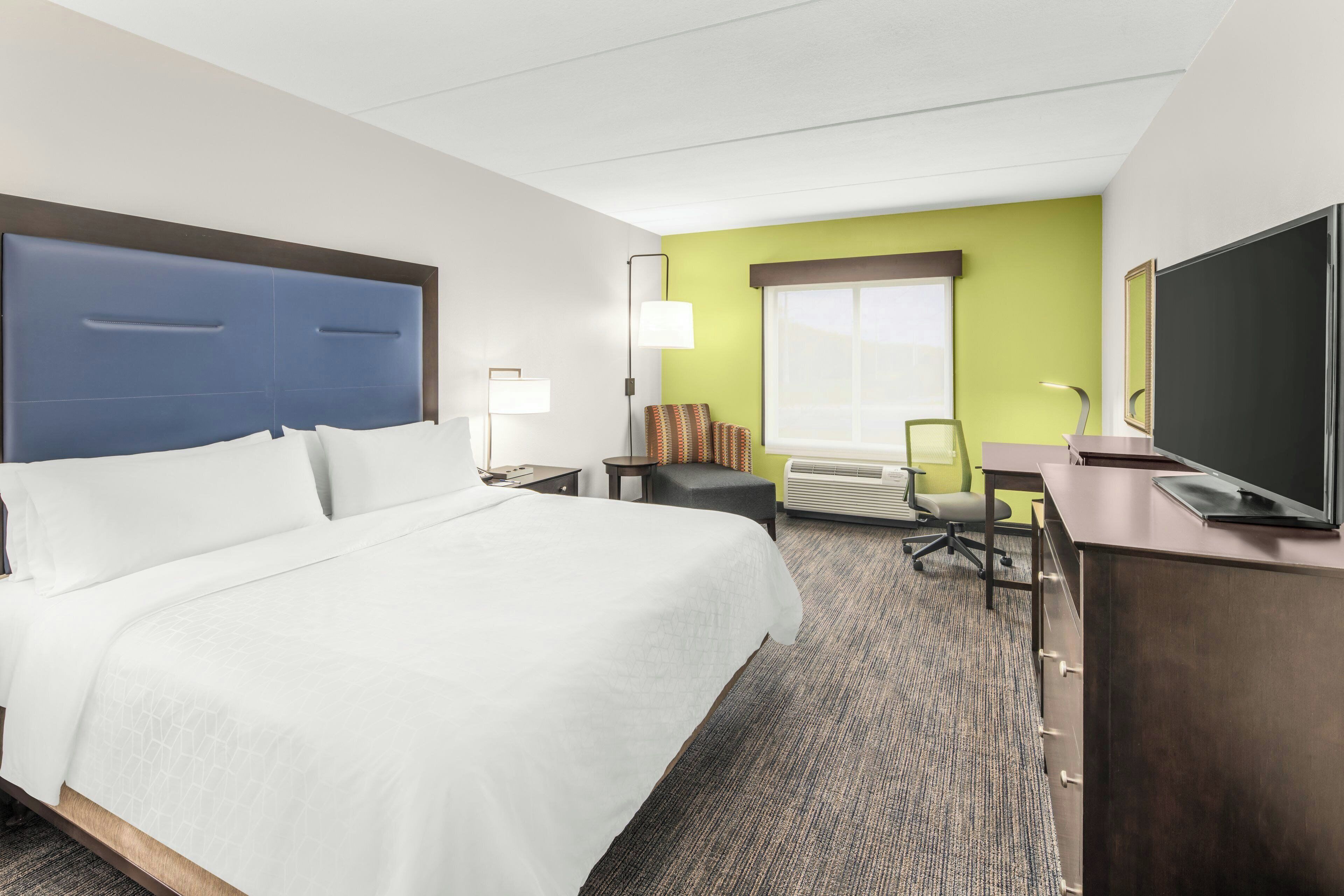 Premium bedding, in-room safe, desk, laptop workspace