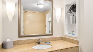 Gratis toiletartikelen, een haardroger, handdoeken