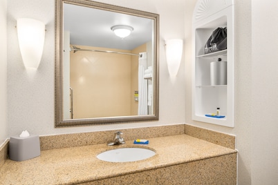 Holiday Inn Express & Suites Wilmington-Newark by IHG 