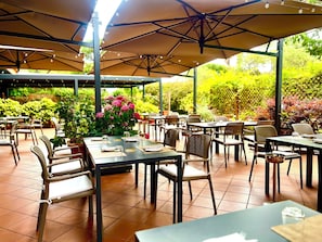 2 restaurants, lunch, dinner served; international cuisine