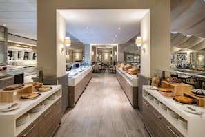 2 restaurants, lunch, dinner served; international cuisine