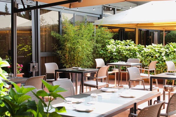 2 restaurants, lunch, dinner served; international cuisine 