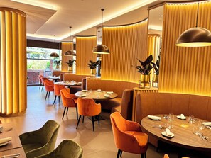 2 restaurants, dinner served, international cuisine - Crowne Plaza Rome-St. Peter's Hotel & Spa by IHG (Rome)