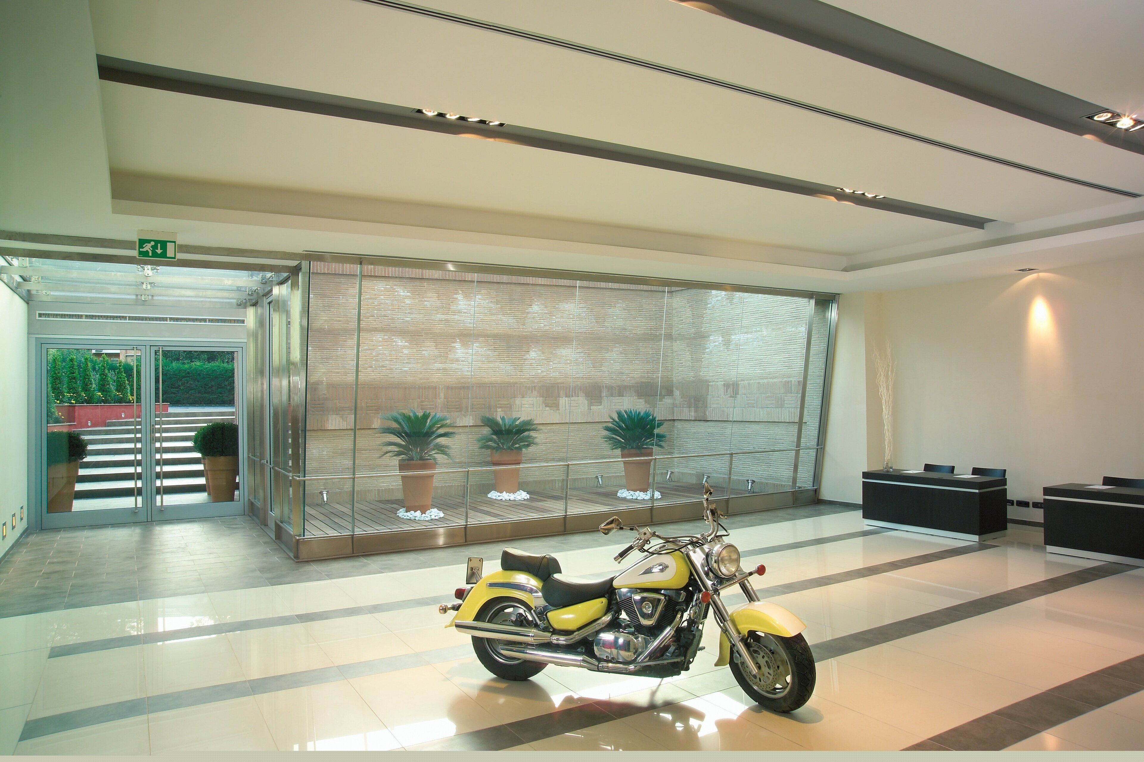 2 restaurants, lunch, dinner served; international cuisine