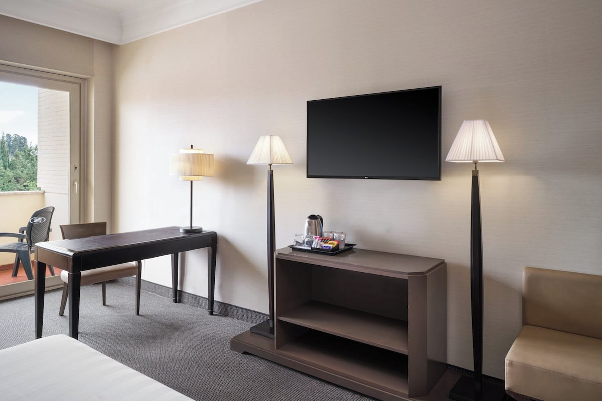 Hypo-allergenic bedding, down comforters, in-room safe, desk