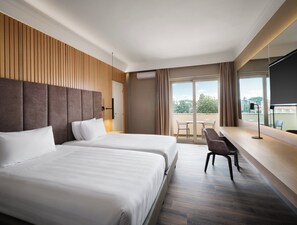 Hypo-allergenic bedding, down comforters, in-room safe, desk - Crowne Plaza Rome-St. Peter's Hotel & Spa by IHG (Rome)
