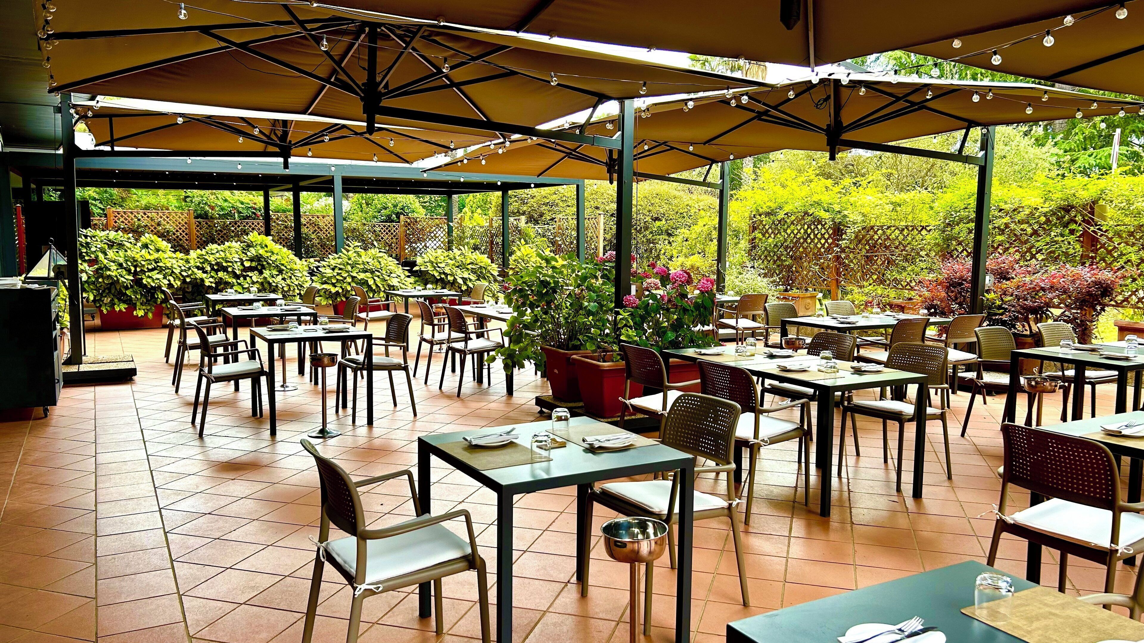 Hi ha 2 restaurants amb plats de cuina internacional 