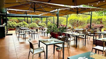 2 restaurants servant le dßner, spécialités Cuisine internationale