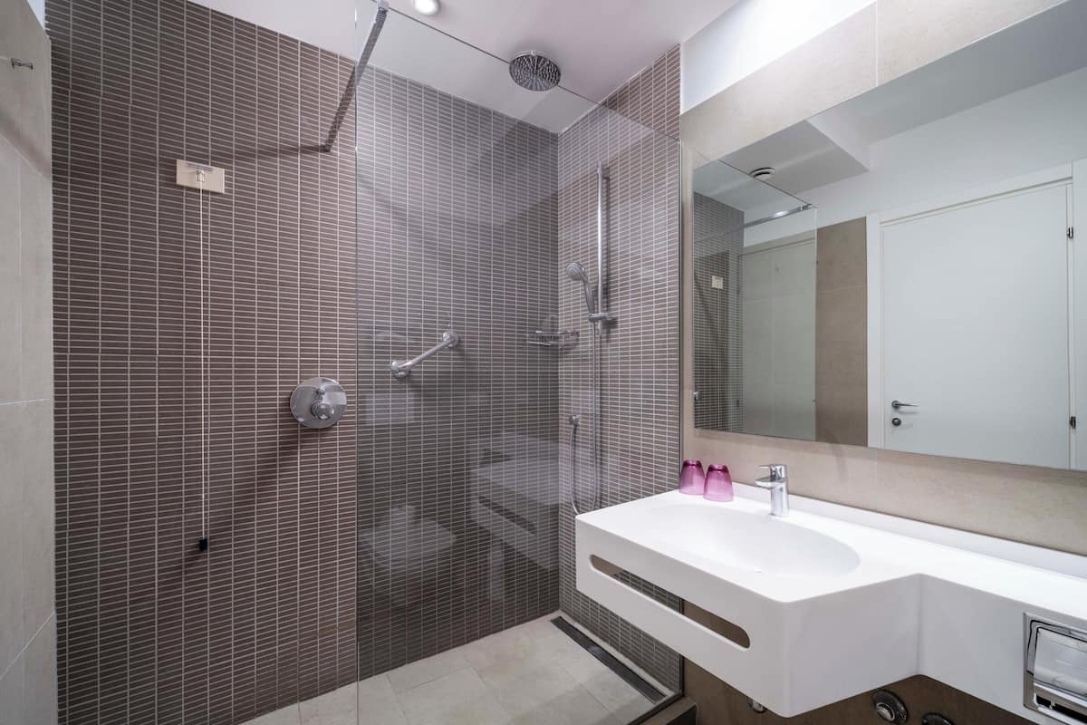 Allergitestet sengetøy, dundyner, safe på rommet og skrivebord