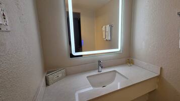 Een bad/douchecombinatie, gratis toiletartikelen, een haardroger