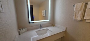 Duschwanne, kostenlose Toilettenartikel, Haartrockner, Handtücher