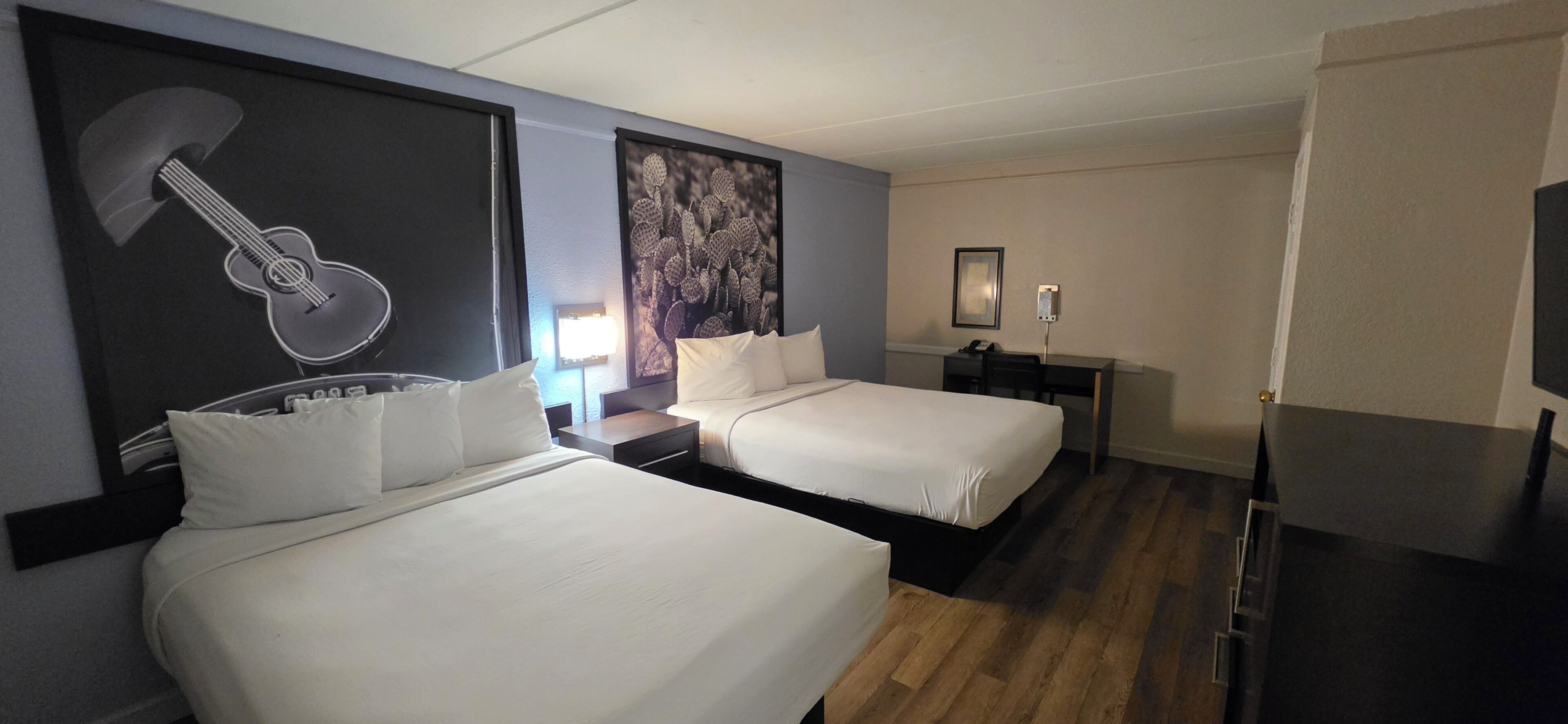 Camas con pillow-top, caja de seguridad en la habitación y escritorio 