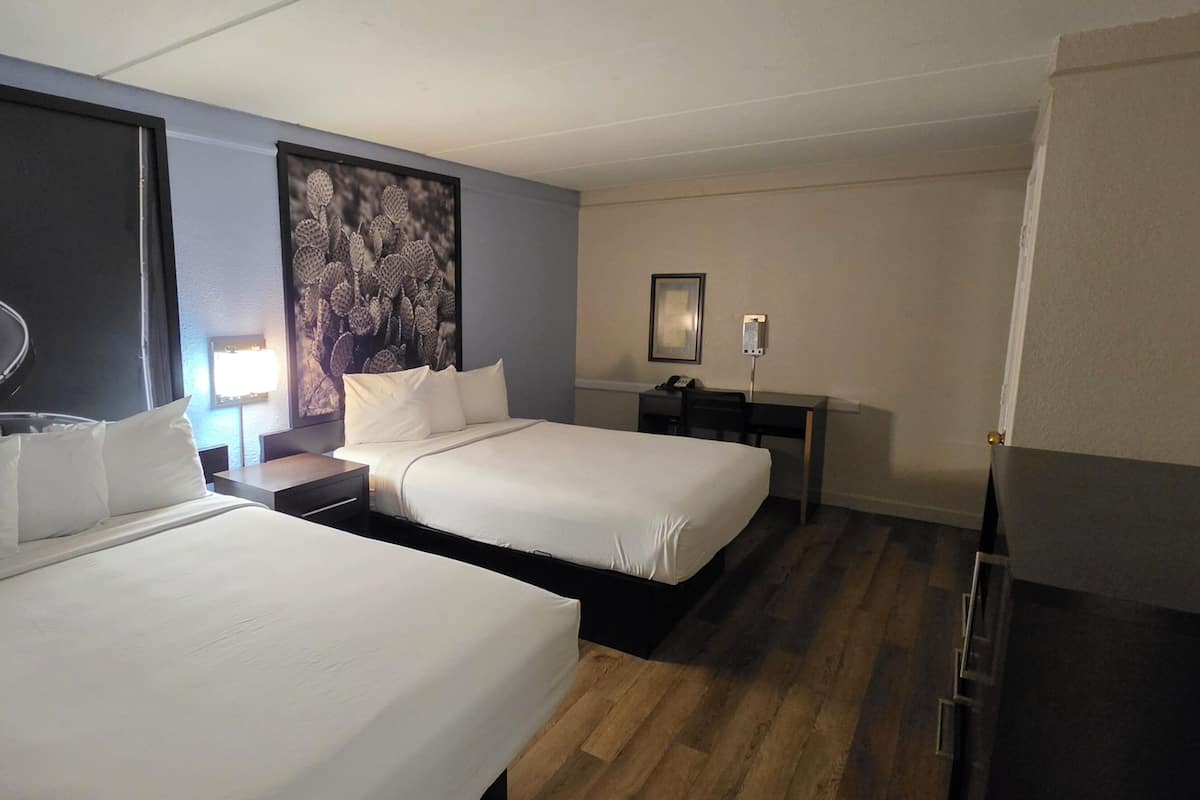 Camas con pillow-top, caja de seguridad en la habitación y escritorio