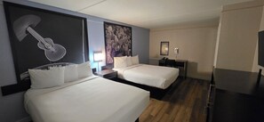 Pillowtop beds, in-room safe, desk, iron/ironing board - Super 8 by Wyndham Austin South / I-35 (Austin)