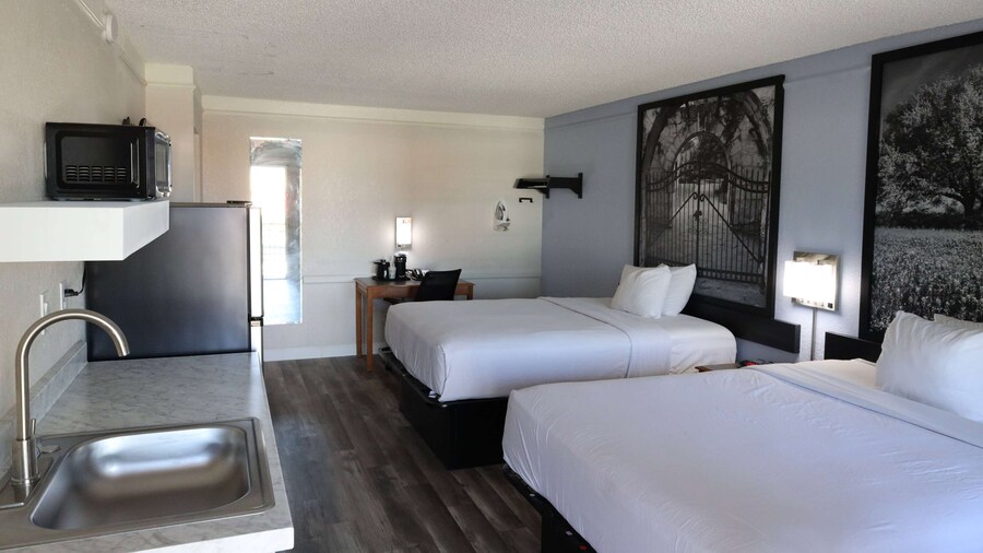 Super 8 by Wyndham Austin South / I-35