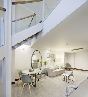 40-inch flat-screen TV with satellite channels, TV - DoubleTree by Hilton London Kensington (London)