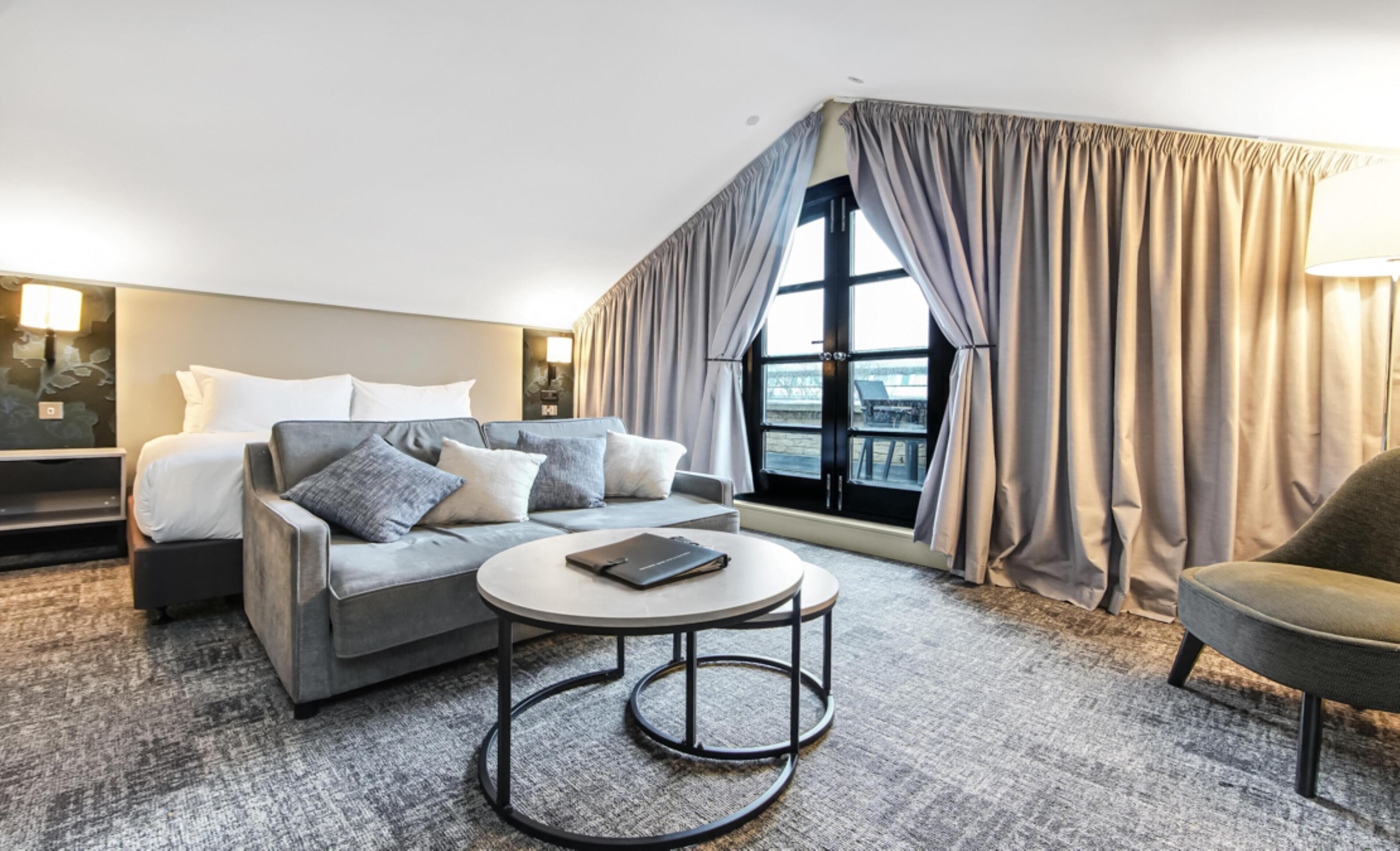 Studio, 1 Queen Bed, Terrace | Living area