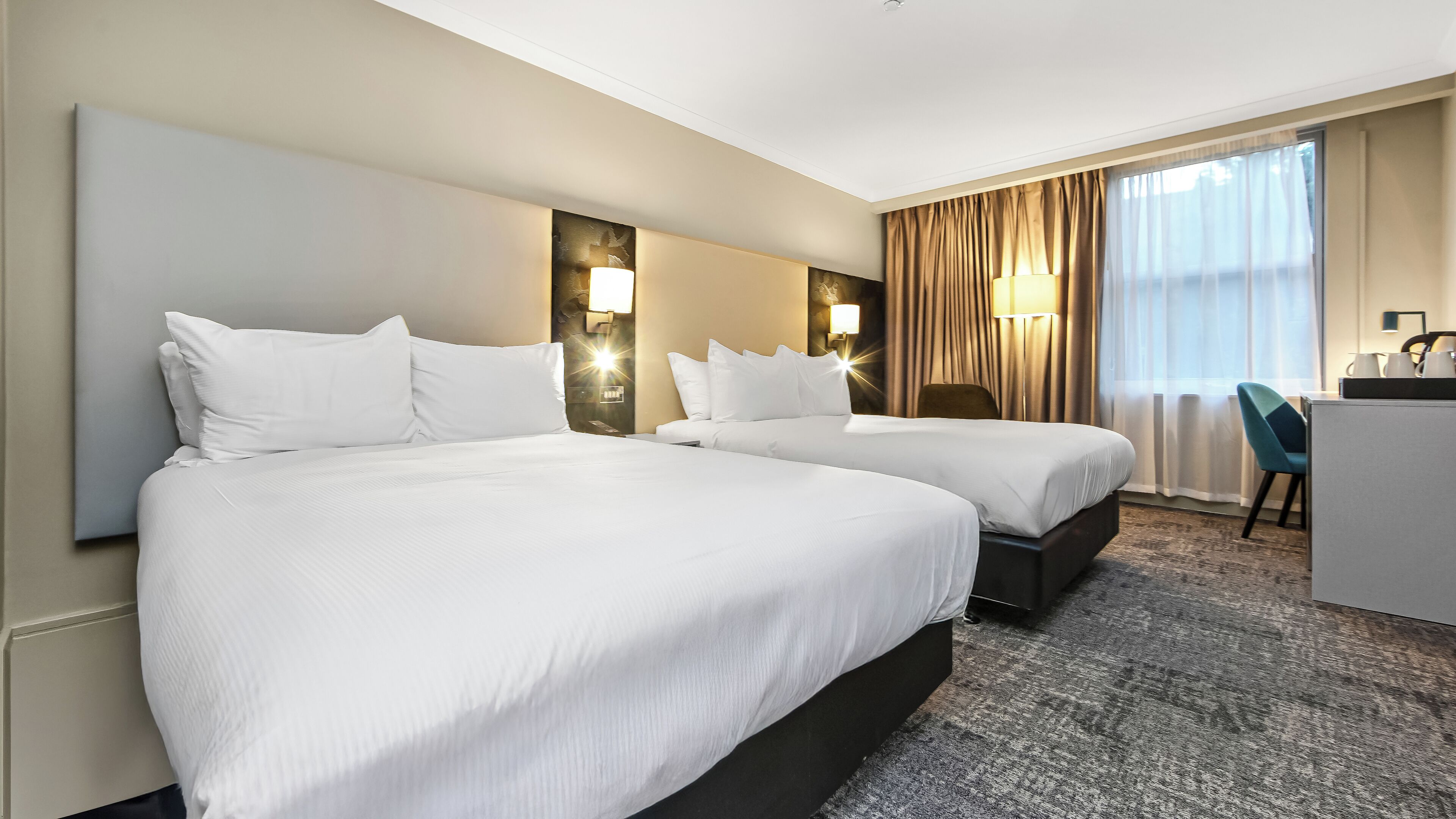 Ropa de cama de alta calidad y caja de seguridad en la habitación 