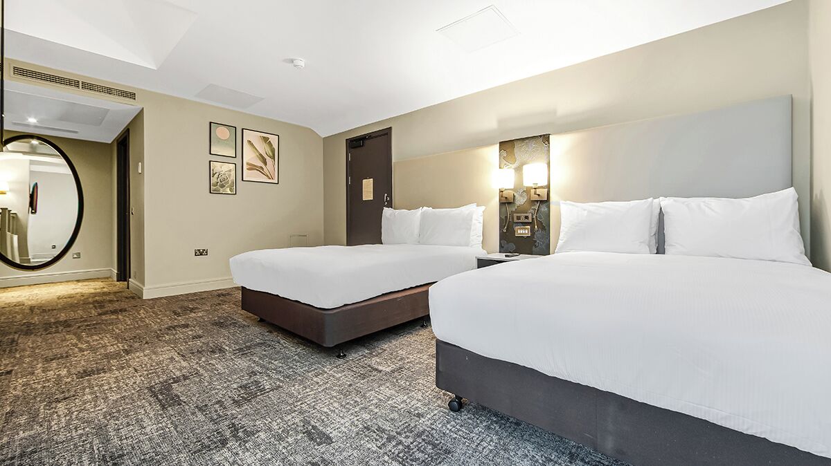 Suite, 2 camas matrimoniales (Duplex) | Ropa de cama de alta calidad y caja de seguridad en la habitación 